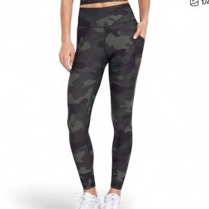 Old Navy Powersoft Camo 7/8 Leggings